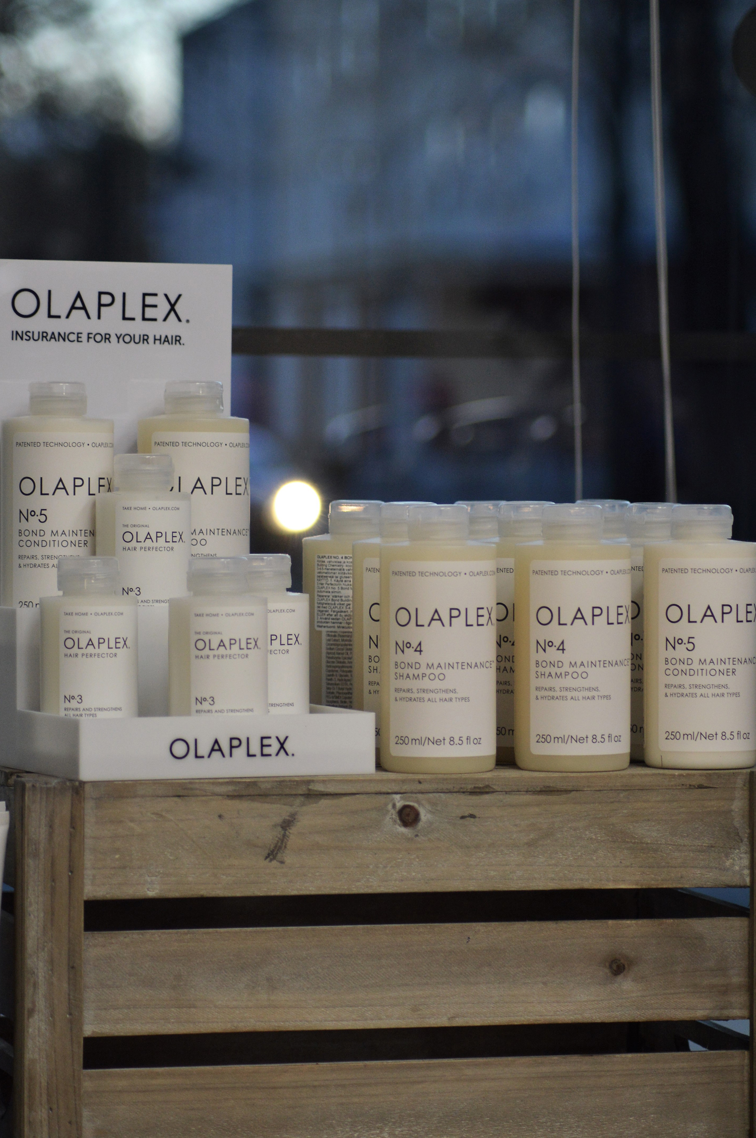 Kampaamostamme saatavana myös laadukkaat hiustenhoitotuotteet, kuten olaplex-sarja.